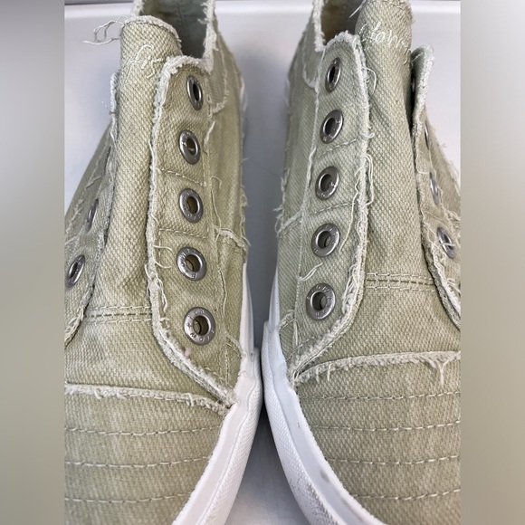 BLOWFISH MALIBU LACELESS SLIP ON SNEAKERS. WOMEN’S SIZE 9. Worn once. Like new! - Picture 2 of 9
